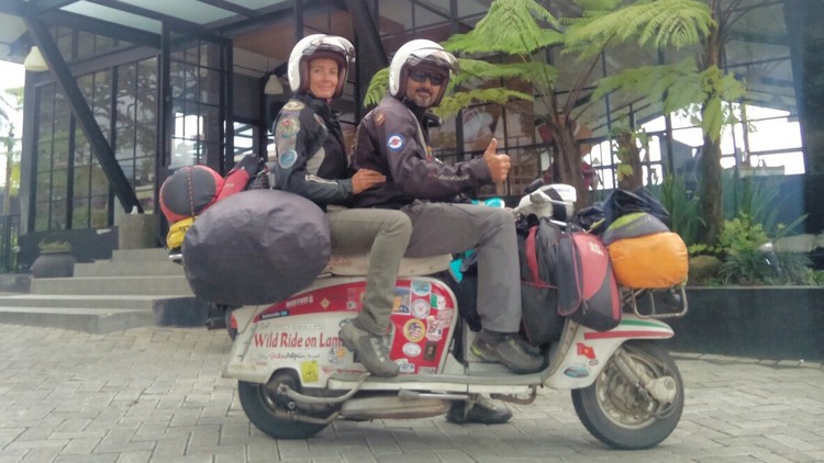 Mesra, Sejoli Italia ini Keliling Dunia Naik Motor Skuter Lewati Indonesia