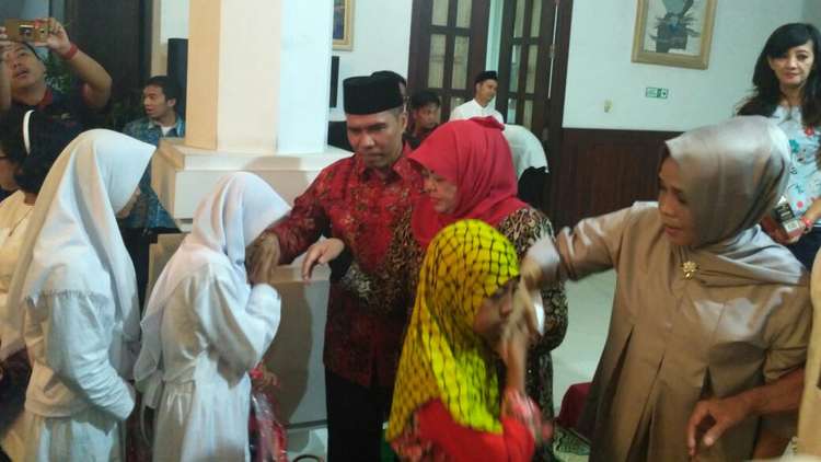 DPRD Kota Malang memberikan santunan kepada anak yatim. (Muhammad Choirul)