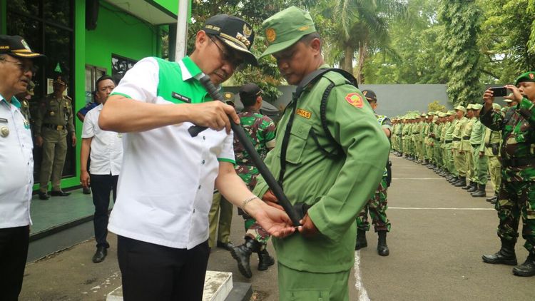 Wali Kota Malang, HM Anton membagikan seragam Linmas. (Muhammad Choirul)