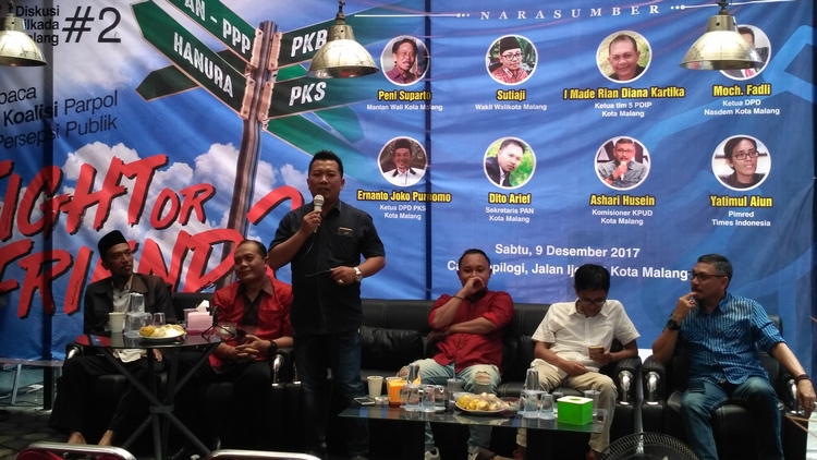 Suasana diskusi terkait Pilwali 2018 Kota Malang di Kopilogi Cafe. (Muhammad Choirul)
