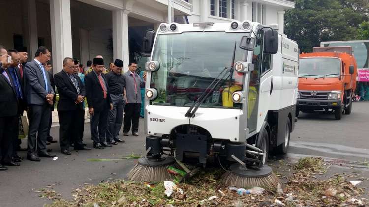 Pemkot Malang memiliki mobil penyapu jalan bernama Road Sweeper. (Istimewa)
