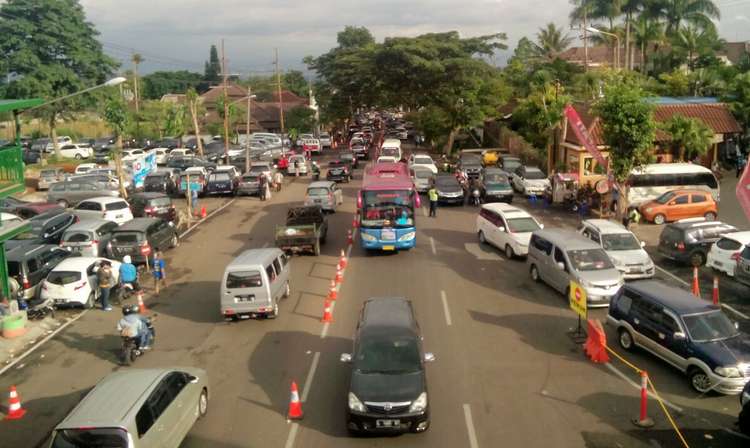 Titik kemacetan di Jalan Ir Soekarno Beji (depan Jatim Park 3), Senin (25/12). (Aziz Ramadani/MVoice)