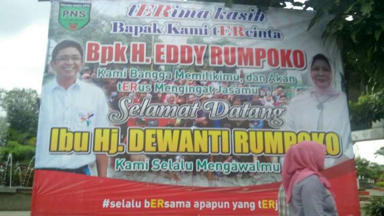 Banner ucapan terima kasih kepada Eddy Rumpoko dipasang paguyuban PKL Pelaku Niaga Sipil di Alun -Alun Kota Wisata Batu Jalan Gajah Mada, Sabtu (16/12). (Aziz Ramadani/MVoice)