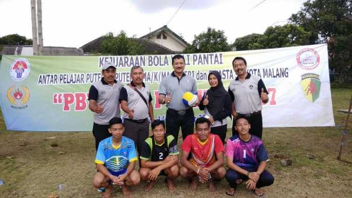 Ketua PBVSI Kota Malang Edy Wahyono bersama pengurus dan atlet. (deny rahmawan)
