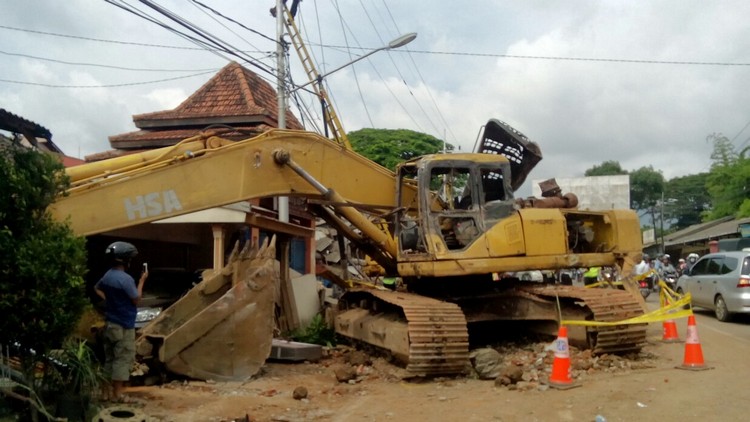 Rem Blong, Truk Bermuatan Excavator ‘Hajar’ 9 Rumah di Batu