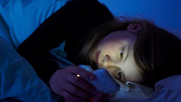 Susah tidur karena cahaya smartphone. (Phonearena)