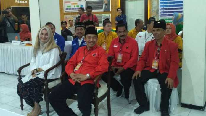 Ya'qud Ananda Gudban dan Ahmad Wanedi saat mendaftar di Kantor KPU Kota Malang. (Muhammad Choirul)