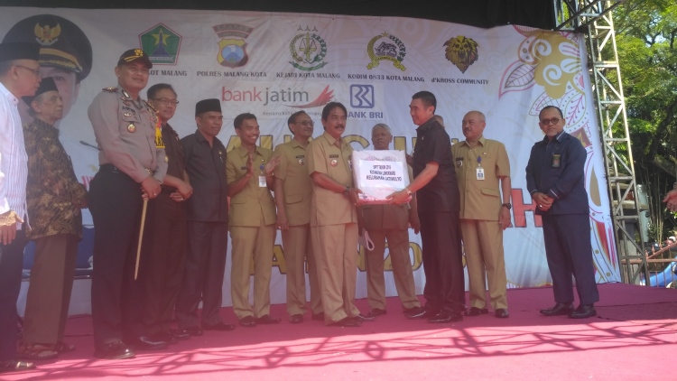 Wali Kota Malang, H Moch Anton, secara simbolis menyerahkan SPPT PBB kepada para camat. (Muhammad Choirul)