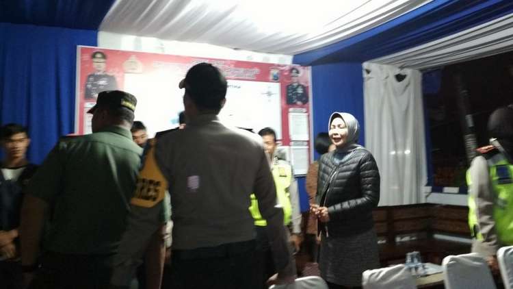 Wali Kota Batu Dewanti Rumpoko meninjau Pospam di Jalan Dewi Sartika, Minggu (31/12). (Aziz Ramadani/MVoice)