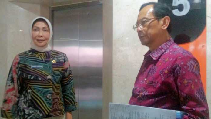 Prof. Dr. dr. Djanggan Sargowo saat berbincang dengan Dewanti Rumpoko di Balai Kota Among Tani, Jumat (26/1). (Aziz / MVoice)