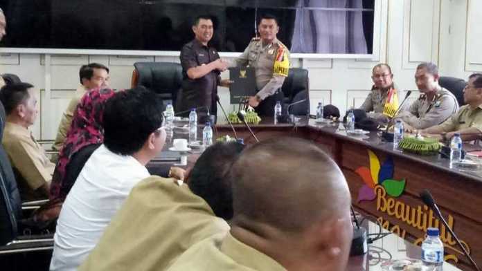 Wali Kota Malang, H Moch Anton, menyerahkan hibah keuangan kepada Polres Malang Kota. (Bagian Humas Pemkot Malang)