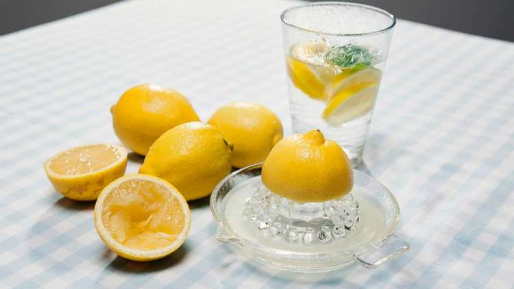 Air lemon dan gula. (ABC News)