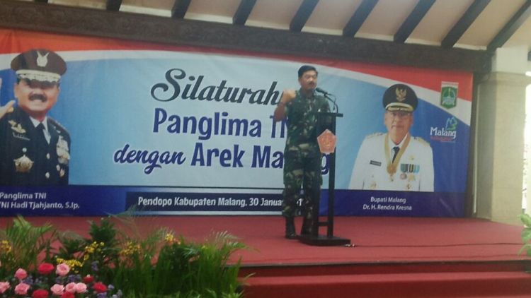 Panglima TNI Marsekal Hadi Tjahjanto saat menceritakan pengalaman hidupnya di pendopo Agung. (Istimewa)