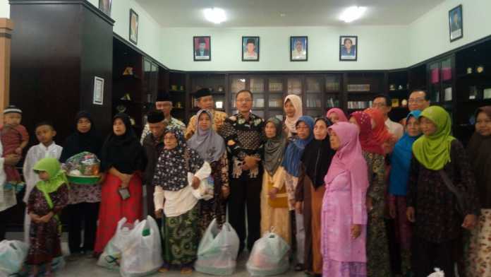 Pejabat-rektorat-UIN-berfoto-bersama-kaum-dhuafa-penerima-santunan.-(Anja-a)