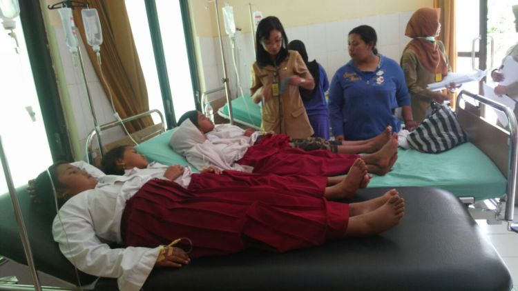 Pelajar SDN Ngabab 03 Pujon dirawat di Puskesmas Pujon diduga akibat keracunan jajanan, Senin (15/1). (Azis/MVoice)