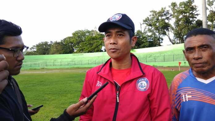 Pelatih Arema FC Joko Susilo. (deny rahmawan)