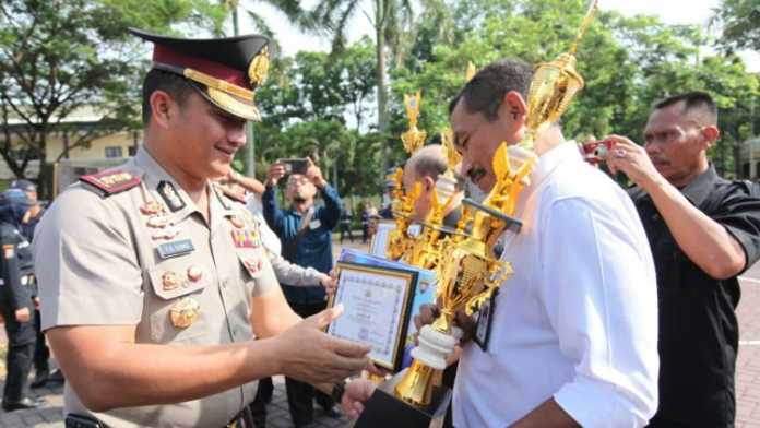 Pemberian Penghargaan kepada Satpam berpreatasi oleh YS. Ujung Kapolres Malang. Rabu,(10/01).