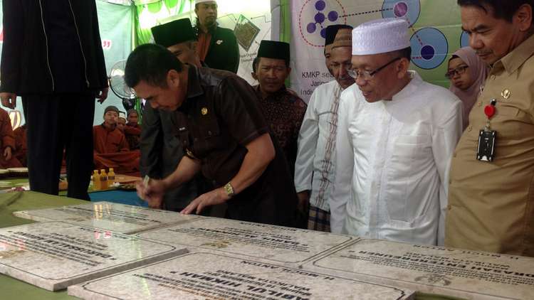 Wali Kota Malang, HM Anton saat menandatangani peresmian BUMM. (Lisdya/MalangVoice)