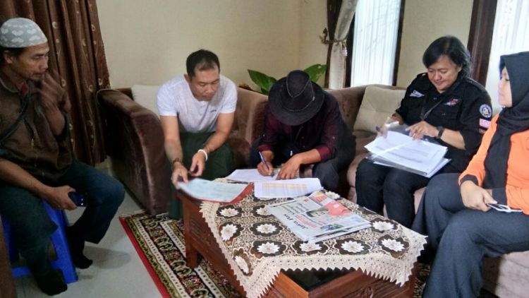 Ketua KPU Kota Batu Rochani mendampingi langsung petugas PPDB coklit ke rumah warga, Sabtu (20/1). (KPU Kota Batu)