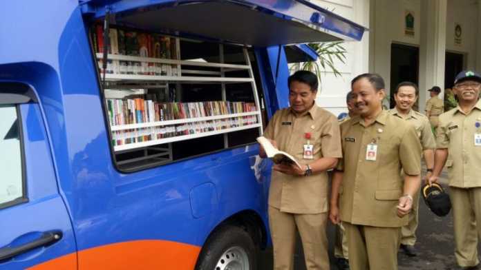 Sekretaris Daerah (Sekda) Kota Malang, Wasto, memantau kondisi mobil perpustakaan keliling yang baru diterima. (Istimewa)