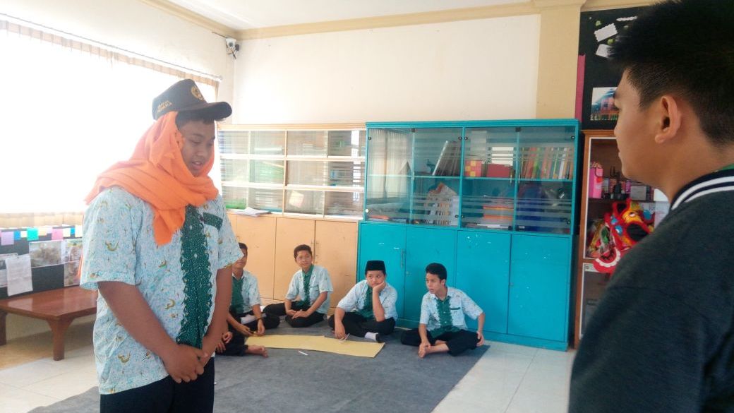Siswa-siswa berlatih drama selama MOKS di sekolah. (Anja a) 2
