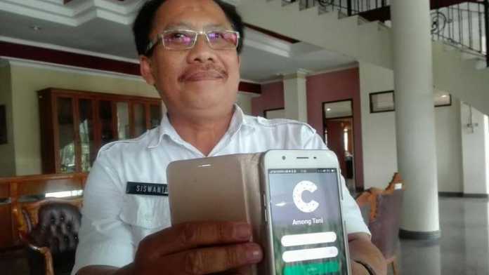 Kadiskominfo Batu Siswanto menunjukkan aplikasi Among Tani yang terintegrasi Smart City. (Aziz Ramadani / MVoice)