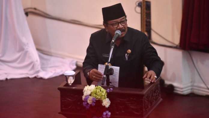 Gubernur Jatim Soekarwo saat mengikuti Paripurna Istimewa Sertijab Wali Kota Batu Dewanti Rumpoko, Senin (8/1). (Aziz Ramadani/MVoice)