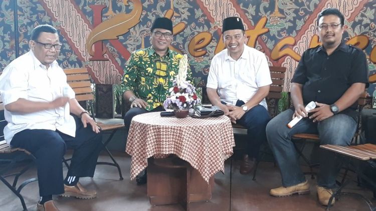 Suasana diskusi terkait peran dan sosok Calon Wakil Wali Kota Malang di Rumah Makan Kertanegara. (Muhammad Choirul)