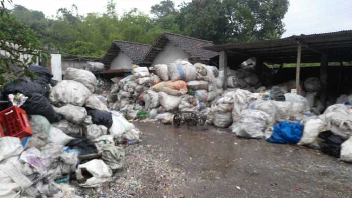Suasana pabrik pengolahan sampah plastik, Kamis (4/1). (Aziz Ramadani/MVoice)