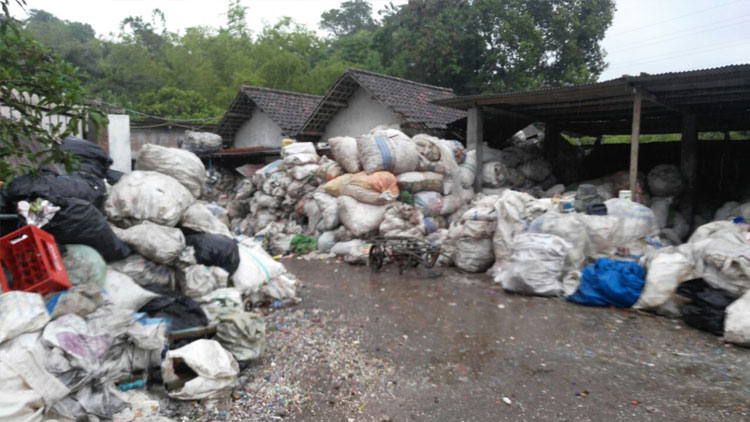 Suasana pabrik pengolahan sampah plastik, Kamis (4/1). (Aziz Ramadani/MVoice)