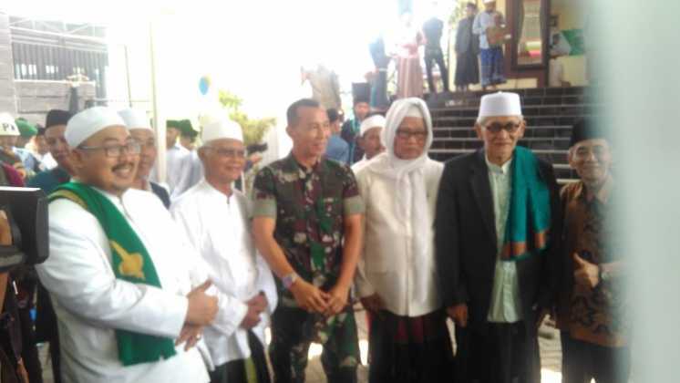 para ulama dN Anggota TNI menyambut kedatangan Panglima TNI, Marsekal TNI Hadi Tjahjanto.