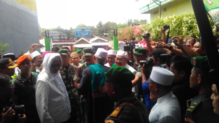 para ulama dN Anggota TNI menyambut kedatangan Panglima TNI, Marsekal TNI Hadi Tjahjanto.