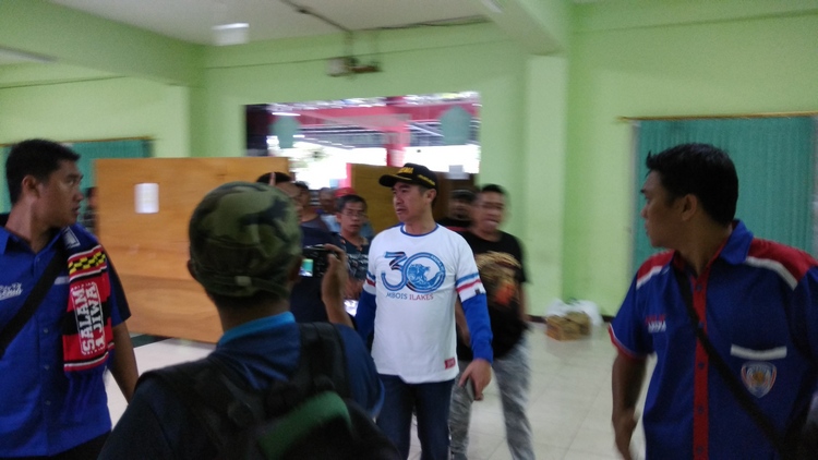 Wali Kota Malang HM Anton saat tiba di Stadion Gajayana. (deny rahmawan)