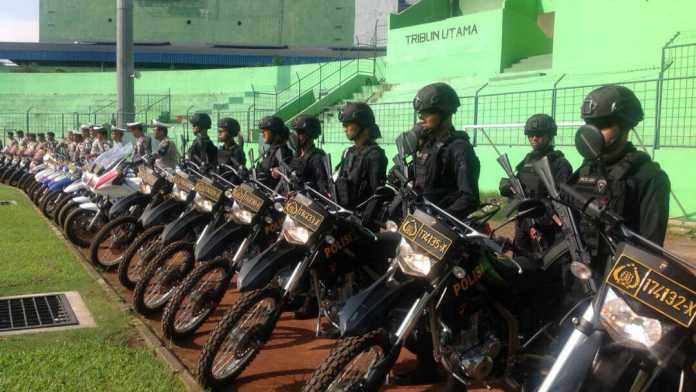 AKBP Asfuri Dan Wakil Wali Kota Malang Mengecek Kesiapan Personil Saat Apel di Stadion Gajayana, Jum'at (5/1).