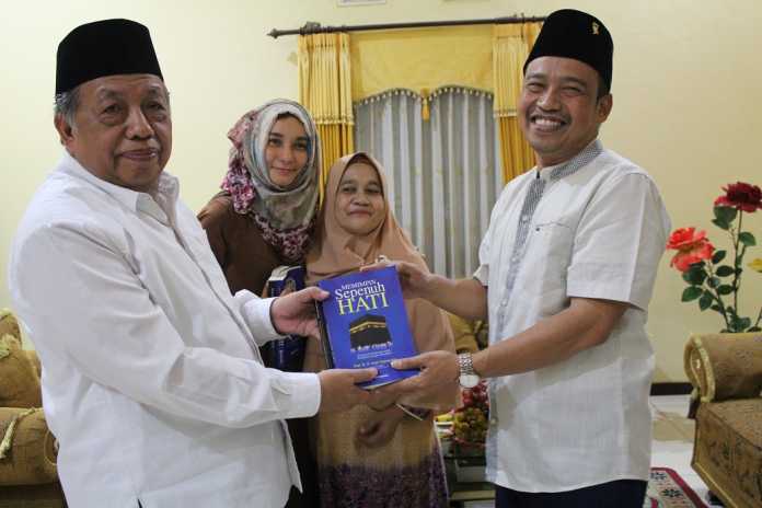 Pasangan Ya'qud Ananda Gudban - Ahmad Wanedi menerima buku dari Imam Suprayogo. (Istimewa)