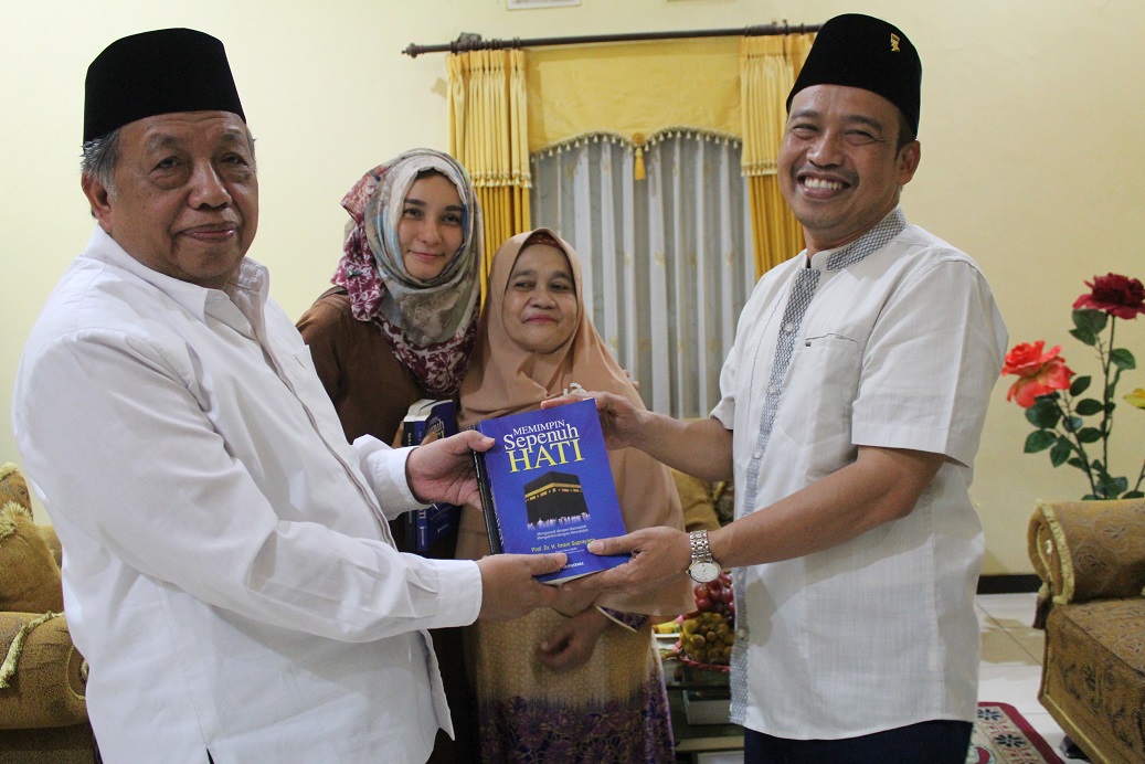 Pasangan Ya'qud Ananda Gudban - Ahmad Wanedi menerima buku dari Imam Suprayogo. (Istimewa)