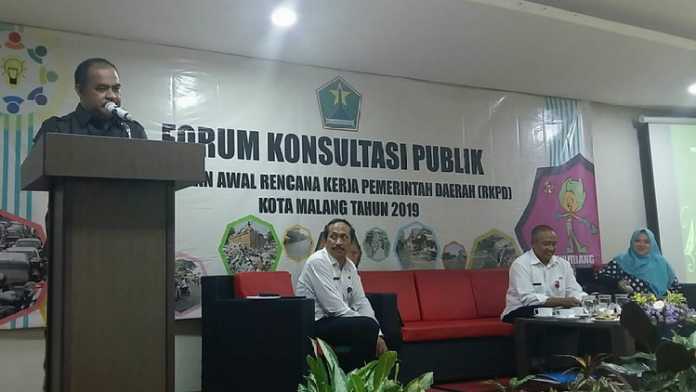 Ketua Komisi C DPRD Kota Malang, Bambang Sumarto, menghadiri Forum Konsultasi Publik Rancangan Awal Rencana Kerja Pemerintah Daerah (RKPD) Kota Malang Tahun 2019. (Muhammad Choirul)