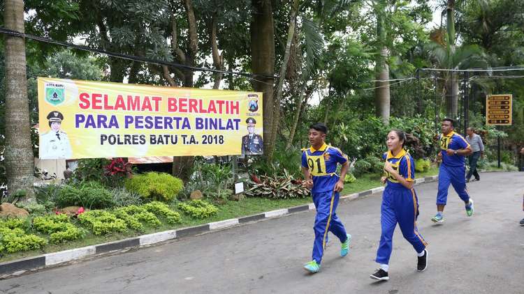 Pembukaan Binlat pelajar berprestasi KWB Polres Batu di Rupatama Mapolres Batu, Selasa (16/1). (Humas Polres Batu)