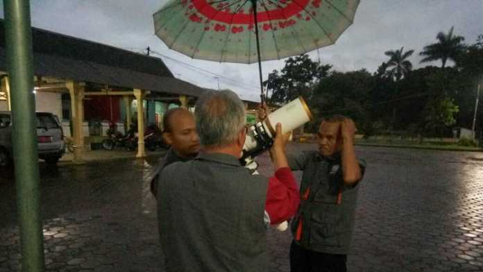 Tim Geofisika BMKG Karangkates mempersiapkan peralatan untuk melihat gerhana. (Istimewa)
