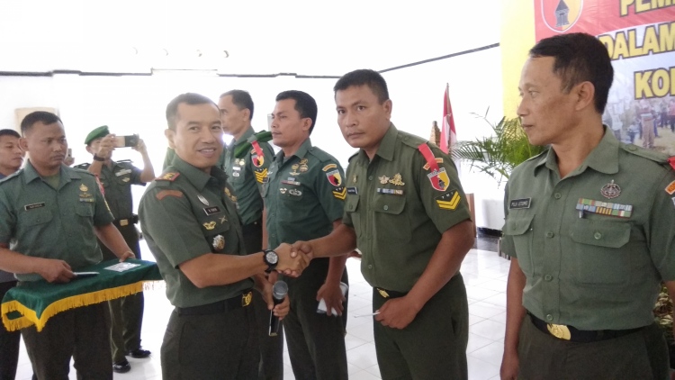 Dandim 0833/Kota Malang Letkol Inf Nurul Yakin bersama anggotanya memegang buku pedoman. (deny rahmawan)