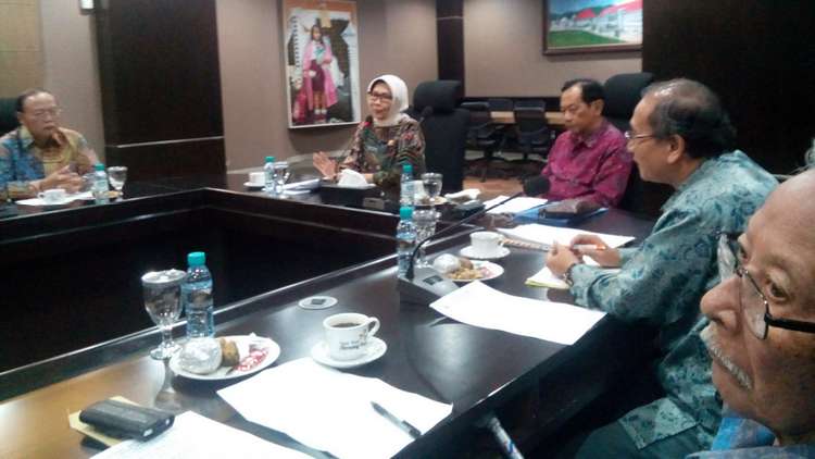 Dewanti Rumpoko Ketua YJI Malang Raya memimpin rapat di Rupatama Balai Kota Among Tani, Jumat (26/1). (Aziz / MVoice)