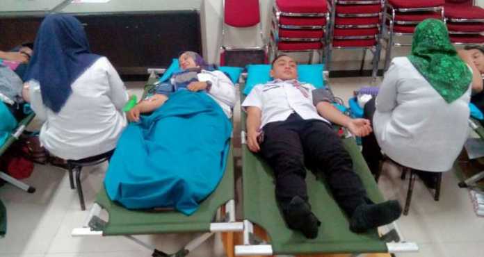 Donor darah diikuti ASN di lingkungan Pemkot Batu, Balai Kota Among Tani, Rabu (24/1). (Aziz / MVoice)