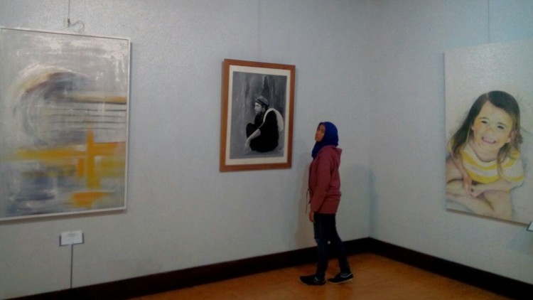 Pengunjung menikmati pameran bertajuk Nandur Pekerti karya Nine Project di Galeri Raos Kota Batu, Kamis (18/1). (Aziz /MVoice)