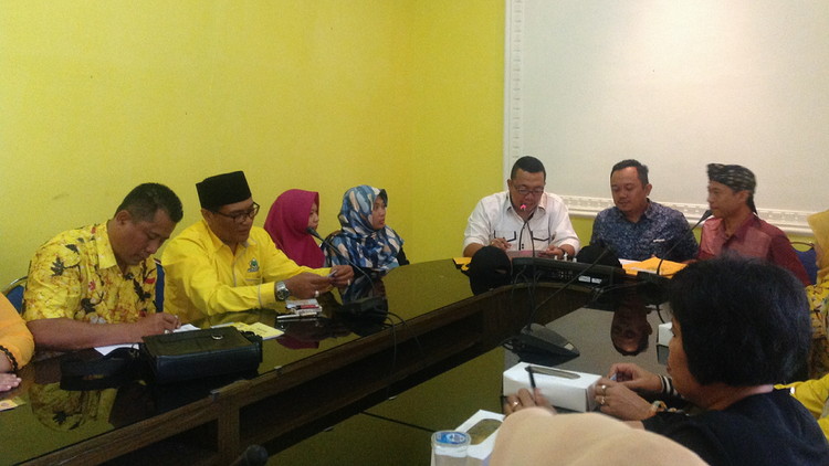 KPU Kota Malang saat melakukan verifikasi keanggotaan partai golkar. (Lisdya/Mvoice)