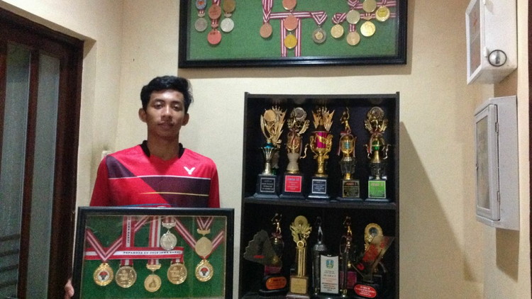 Ilyas Rahman Riyandani Saat Ditemui di Rumahnya Dengan Membawa Medali dan Piala. (Lisdya/MVoice).