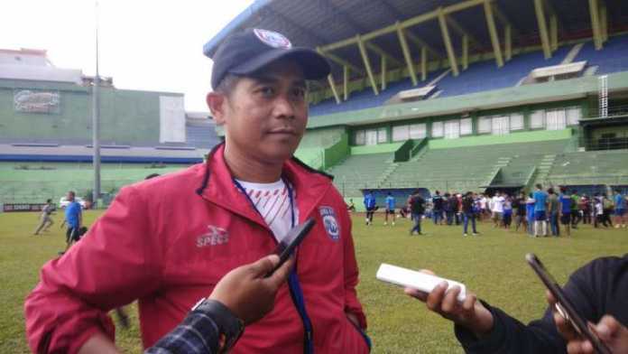 Pelatih Arema FC Joko Susilo. (deny rahmawan)