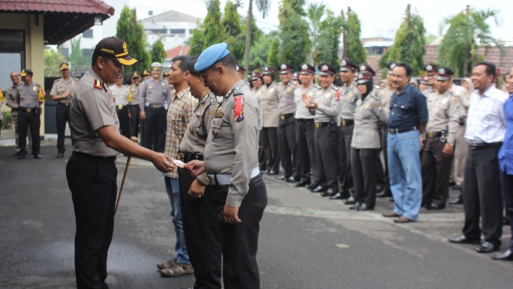 Kapolres Malang Kota AKBP Asfuri memberikan reward kepada personelnya. (istimewa)