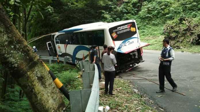 Bus yang terperosok di jalur Payung Kota Batu, Kamis (25/1). (Aziz / MVoice)