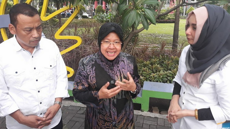 Pasangan Ya'qud Ananda Gudban - Ahmad Wanedi berbincang dengan Wali Kota Surabaya, Tri Rismaharini. (Istimewa)