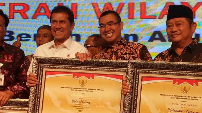 Wali Kota Malang, H Moch Anton, menerima penghargaan dari Kementerian Pendayagunaan Aparatur Negara dan Reformasi Birokrasi (Kemenpan RB). (Istimewa)